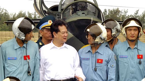 PM Nguyen Tan Dung visits Air Force Regiment 910 - ảnh 1